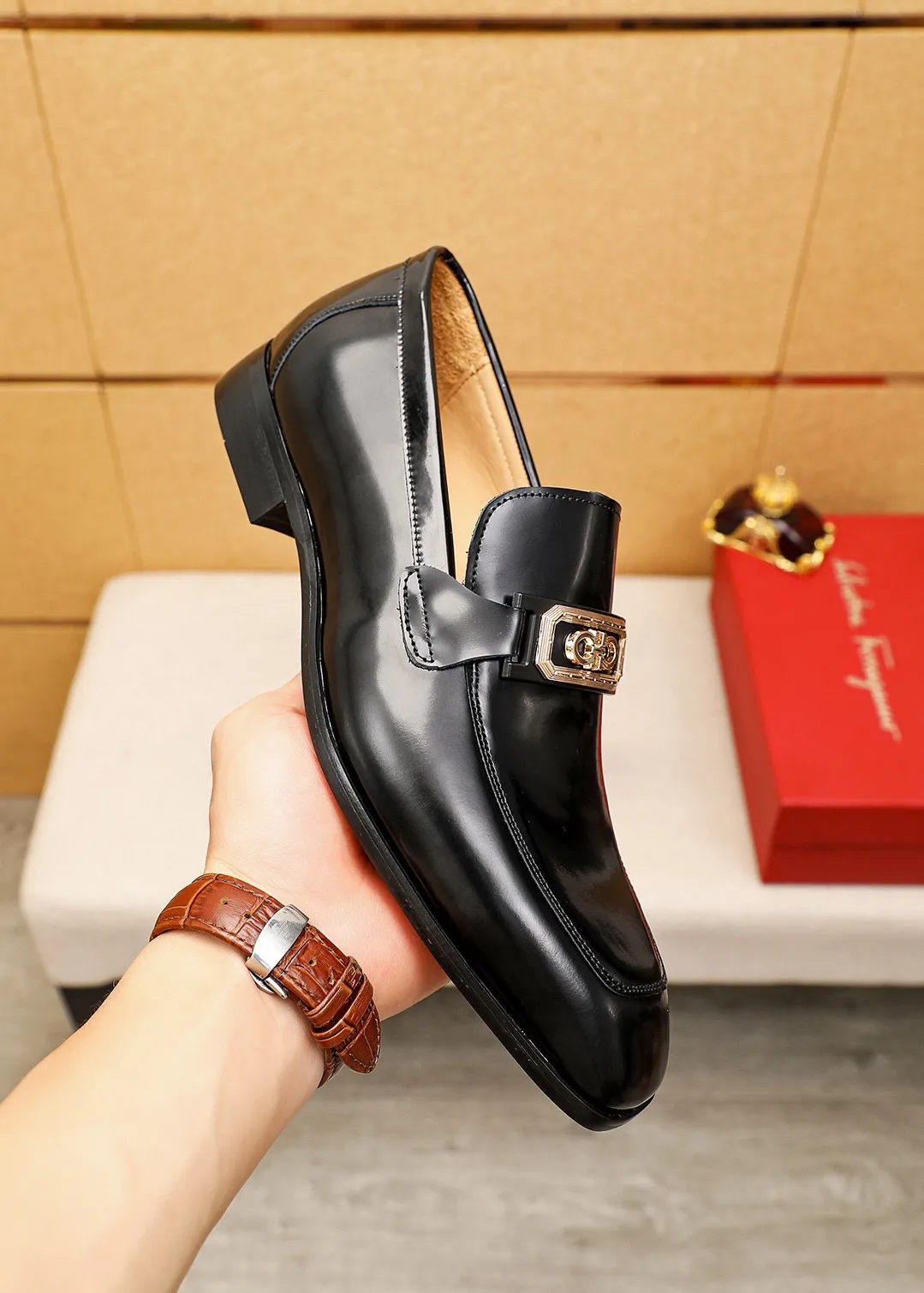 Men's shoes 💰442 💐 Product trademark: Ferragamo "Ferragamo" casual leather shoes Regular size: 38-44 (45.46🉑️customized) Product materials: Selected imported first-layer open-edge beaded cowhide embossed upper + original hardware buckle, imported water-dyed cowhide leather lining. Strong three-dimensional visual effect, combined outsole Color: 2⃣️colors available